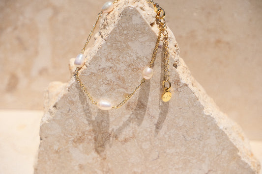 Sol & Aura - Pearla Bracelet - 4 natural pearls on bracelet on thin gold chain on stone surface